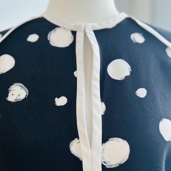 Ted Baker Black & White Spot Print Blouse with Contrast Trim & Front Slit – US 8 - Picture 8 of 10